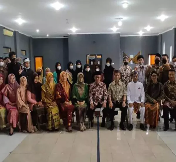 Cross Culture, Pelajar dan Guru SMP Islam Global Surya Solid Gunakan Baju Tradisi